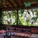 Emel Hotel *